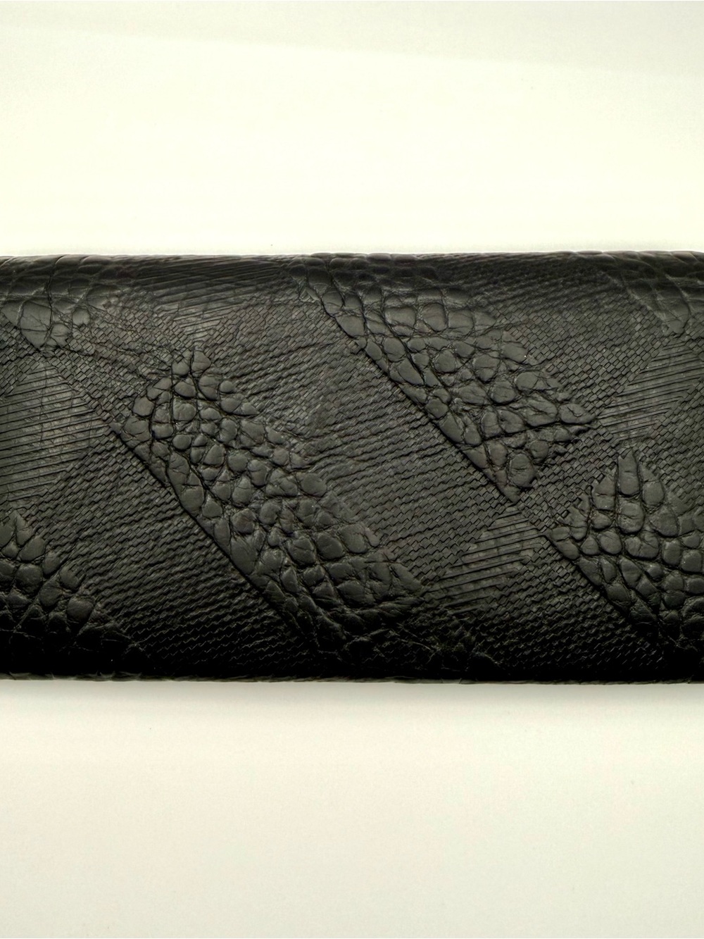 Burberry Embossed Pattern Black Leather Wallet | New Zipper Pull - Picture 14 of 16
